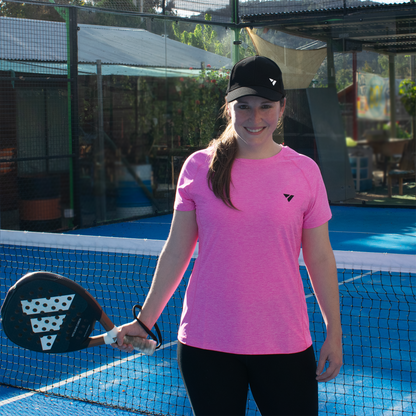 mujer de frente en cancha de pádel sosteniendo su pala con su mano derecha