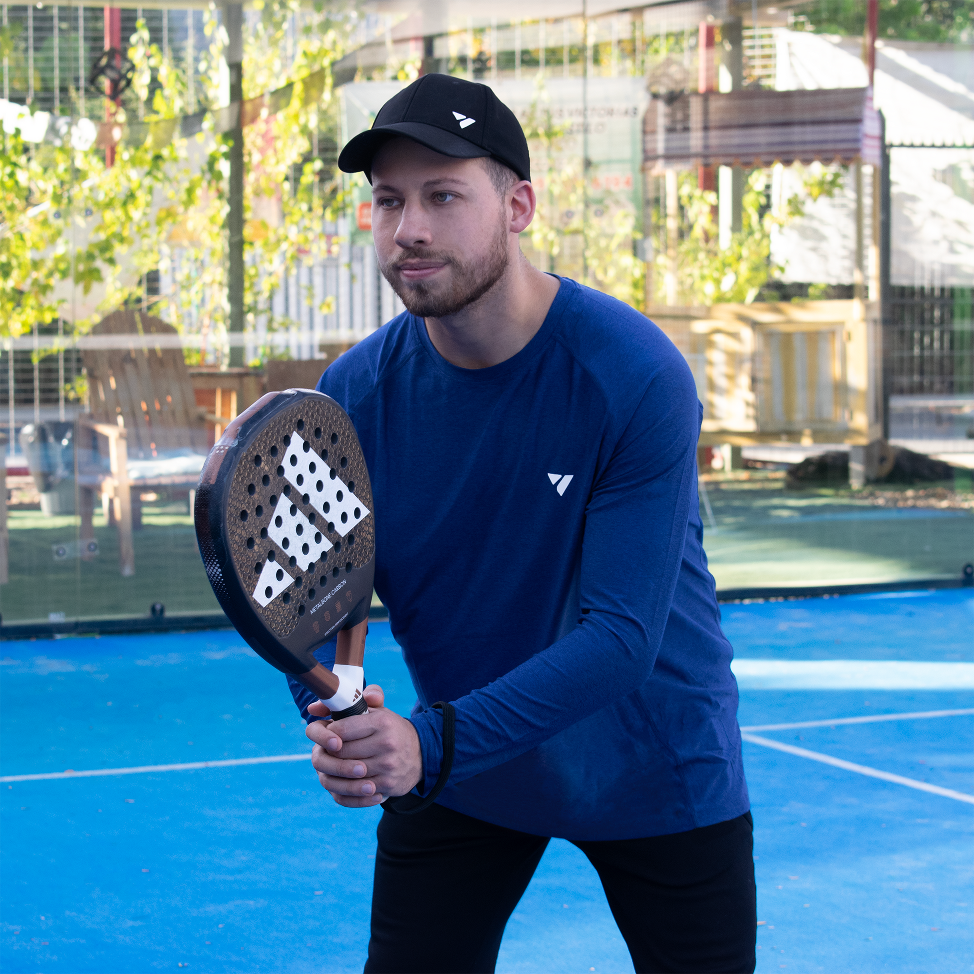 hombre jugando pádel en posición de espera en volea