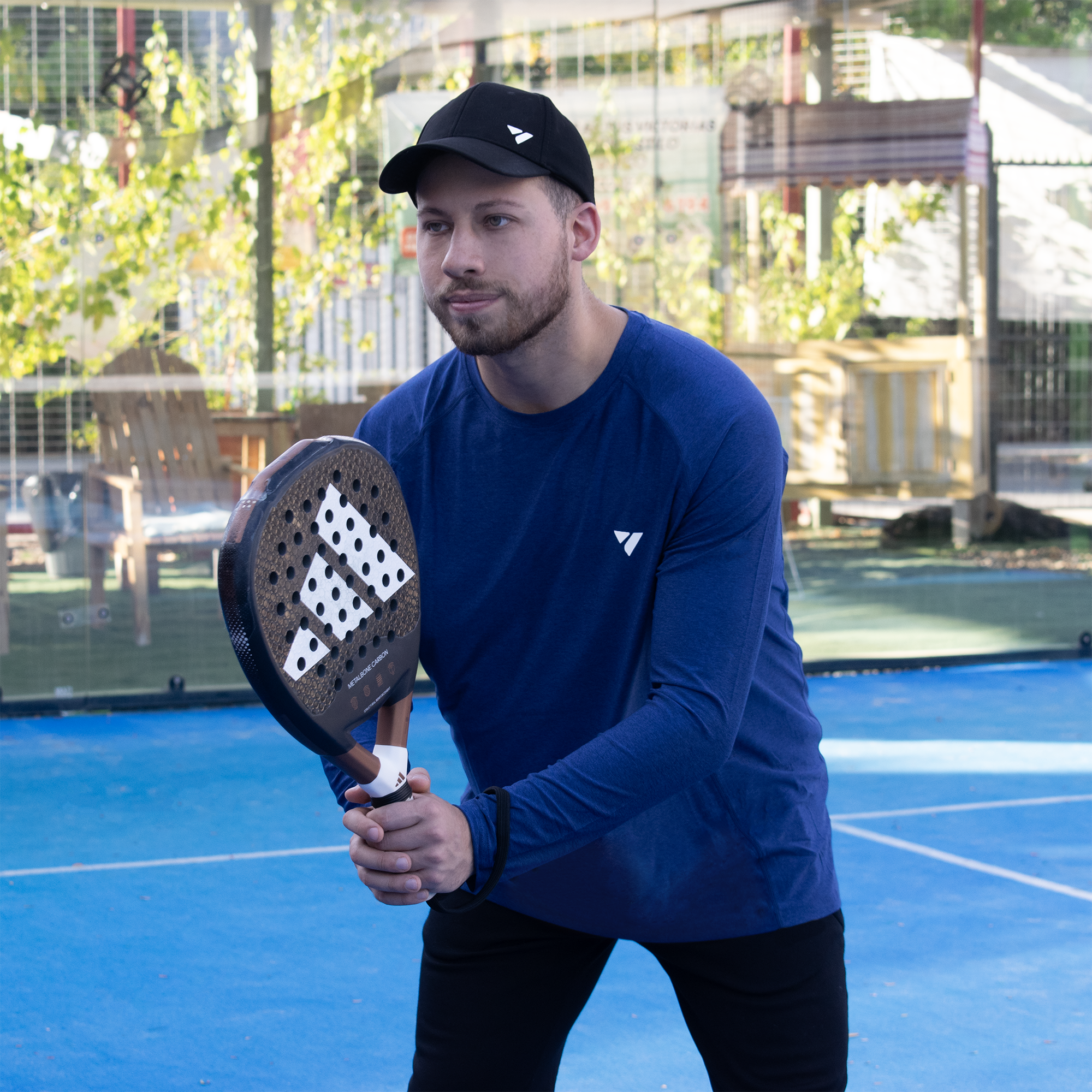 hombre jugando pádel en posición de espera en volea